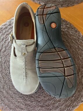 Clarke’s Women's Mary Jane Flat in Light Taupe with Adjustable Strap
